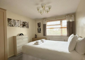 Spacious House Near Cambridge - Parking & Garden